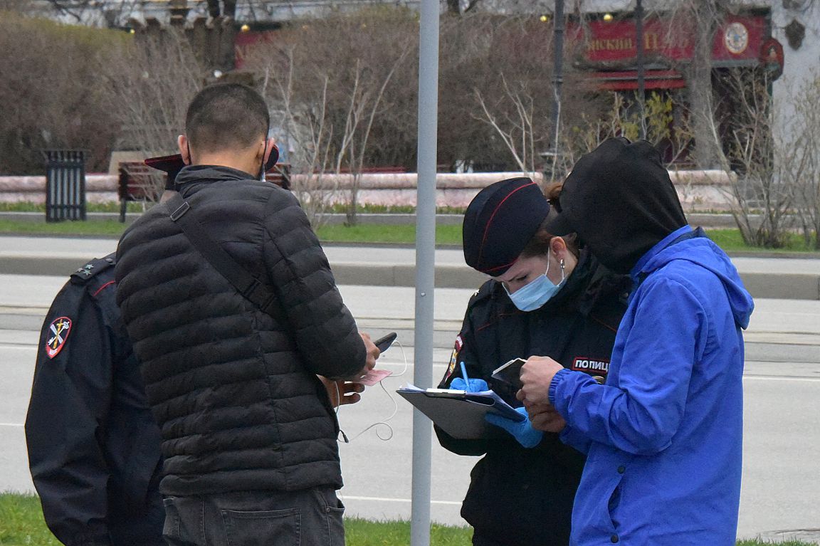 Полицейские патрули, пустое метро и утки на прогулке. Таким увидел первомайский  Екатеринбург наш фотокор - «Уральский рабочий»